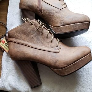 Women's 11wide No Call heeled ankle boot.